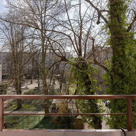 With Balcony 180 M To The Royal Baths By Renters 아파트