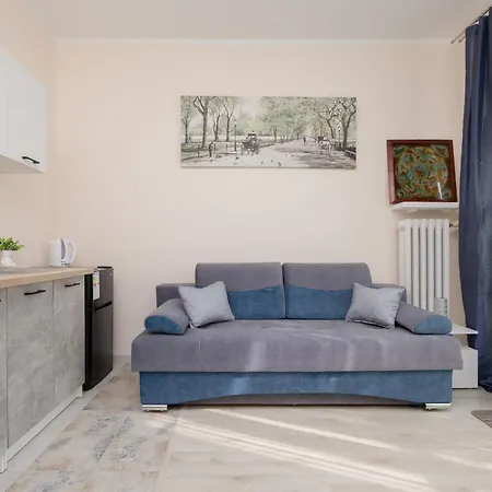 With Balcony 180 M To The Royal Baths By Renters Daire