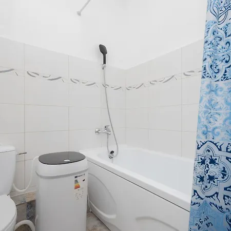 With Balcony 180 M To The Royal Baths By Renters Daire Varşova