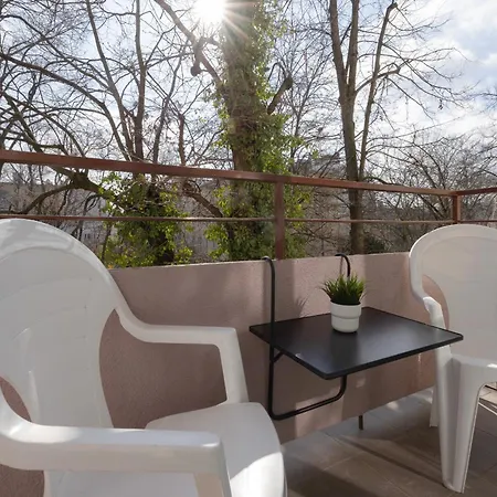 With Balcony 180 M To The Royal Baths By Renters Daire Varşova
